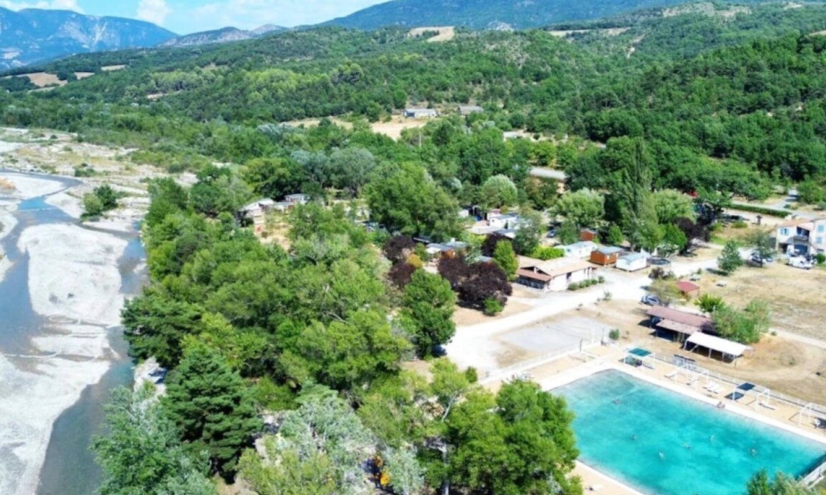 Beynes House | ZEcamping 3* piscine animaux acceptés locatif TV clim 15m2 2 pers