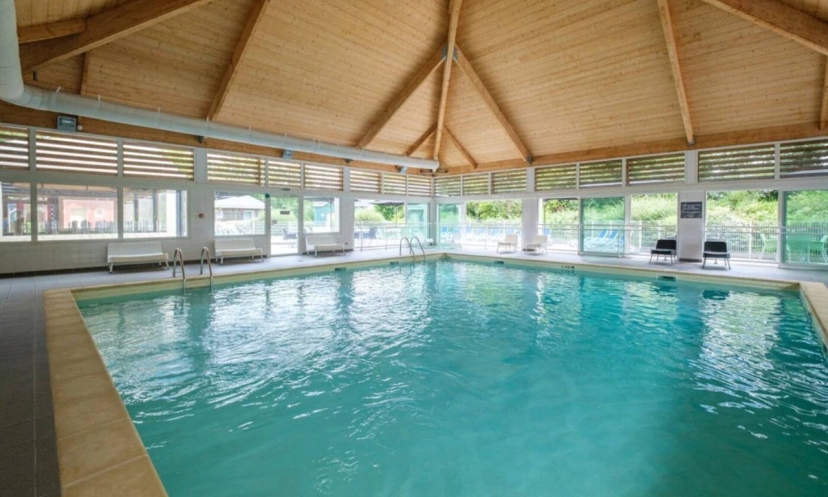 Saumur Ski Chalet | ZEcamping 3* piscine couverte locatif TV LV BBQ 39m2 4 pers