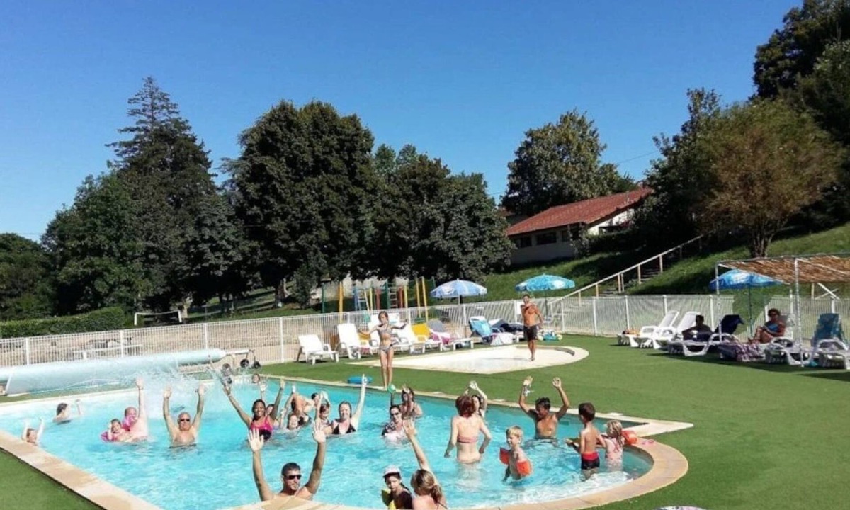 Le Grand Serre Ski Chalet | ZEcamping 4 étoiles animé piscine chauffée pet friendly chalet TV LV