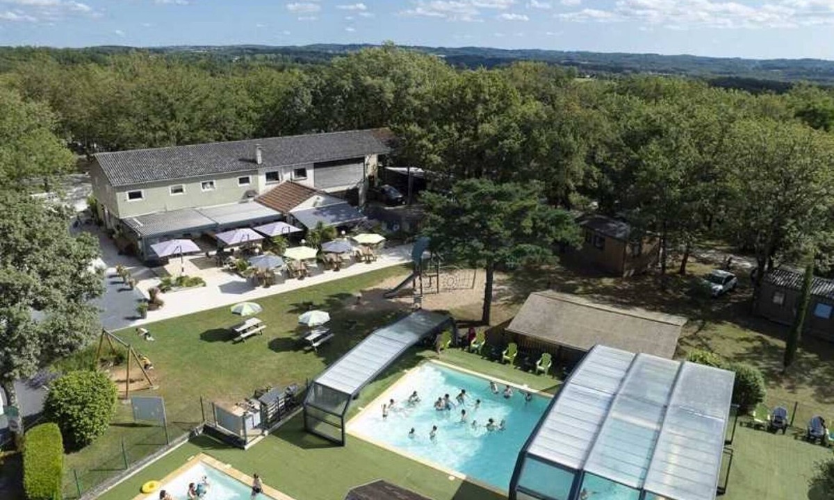 Loupiac Ski Chalet | ZEcamping 4 étoiles espace aquatique club enfant chalet TV BBQ clim 35m2