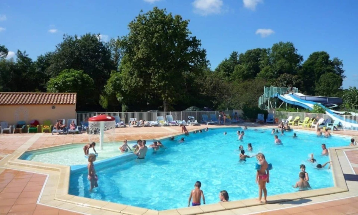 Challans House | ZEcamping 4 étoiles familial parc aquatique locatif TV BBQ 44m2 8 pers