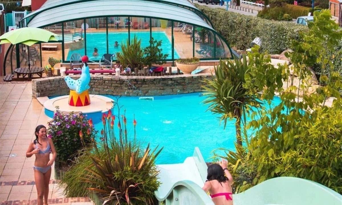 Plomodiern House | ZEcamping 4 étoiles 200m plage piscine couverte tente TV 26m2