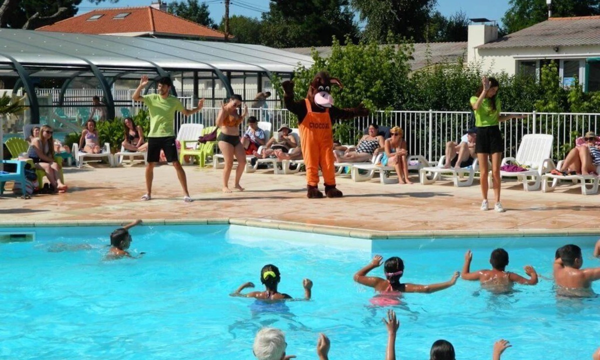 Challans House | ZEcamping 4* animé espace aquatique locatif TV BBQ 32m2 6 pers