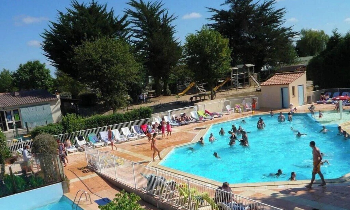 Challans House | ZEcamping 4* familial pet friendly restaurant et espace aquatique