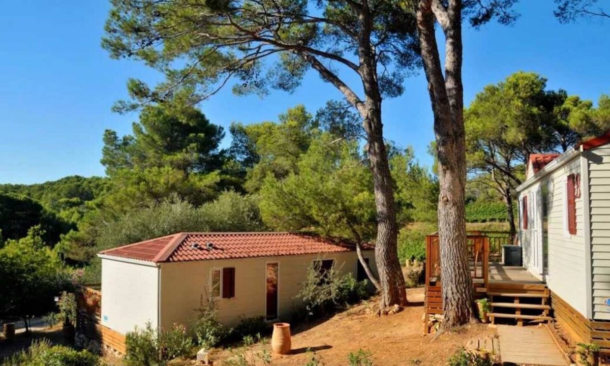 Castelnau-de-Guers House | ZEcamping 4* piscine animaux acceptés mobil-home TV clim 30m2 4 pers