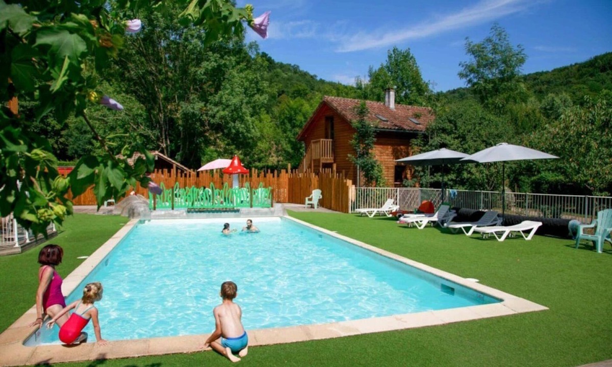 Montels House | ZEcamping 4* pet friendly club enfant piscine bar et restanrant