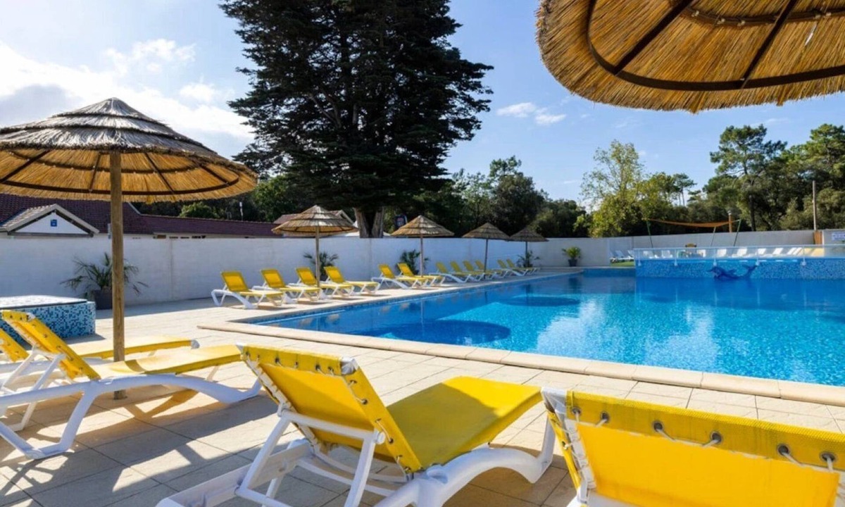 Saint-Jean-de-Monts Ski Chalet | ZEcamping 4 étoiles tente TV LV BBQ 27m2