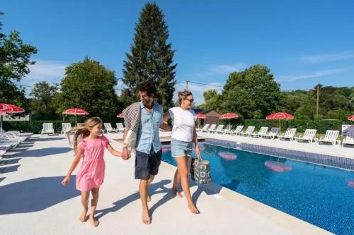 Nesles-la-Vallee Other | ZEcamping 4 pet friendly avec piscine chauffée et pataugeoire