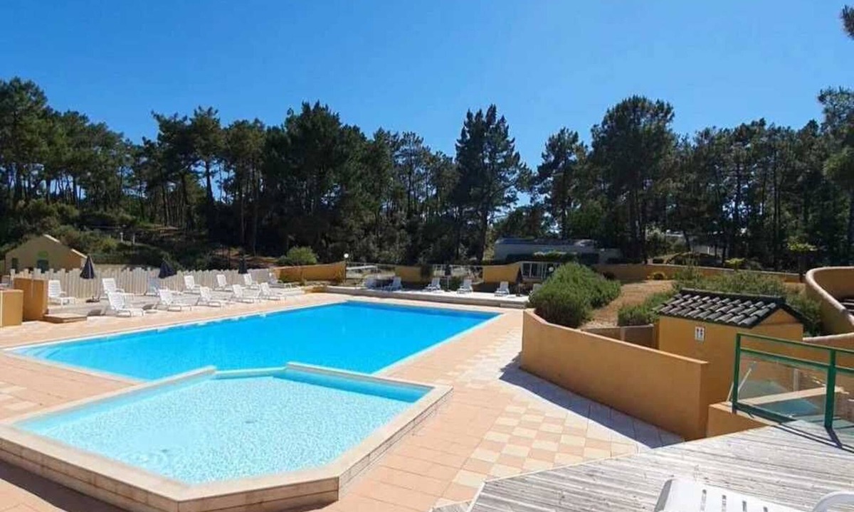 Saint-Hilaire-de-Riez Apartment | ZEcamping 4* animé piscine couverte 2km plage locatif TV 19m2 2 pers