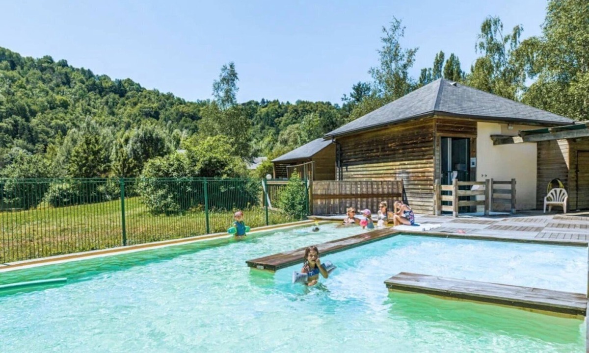 Saint-Germain-du-Teil Ski Chalet | ZEcamping piscine chauffée chalet TV LV BBQ 31m2 4 pers