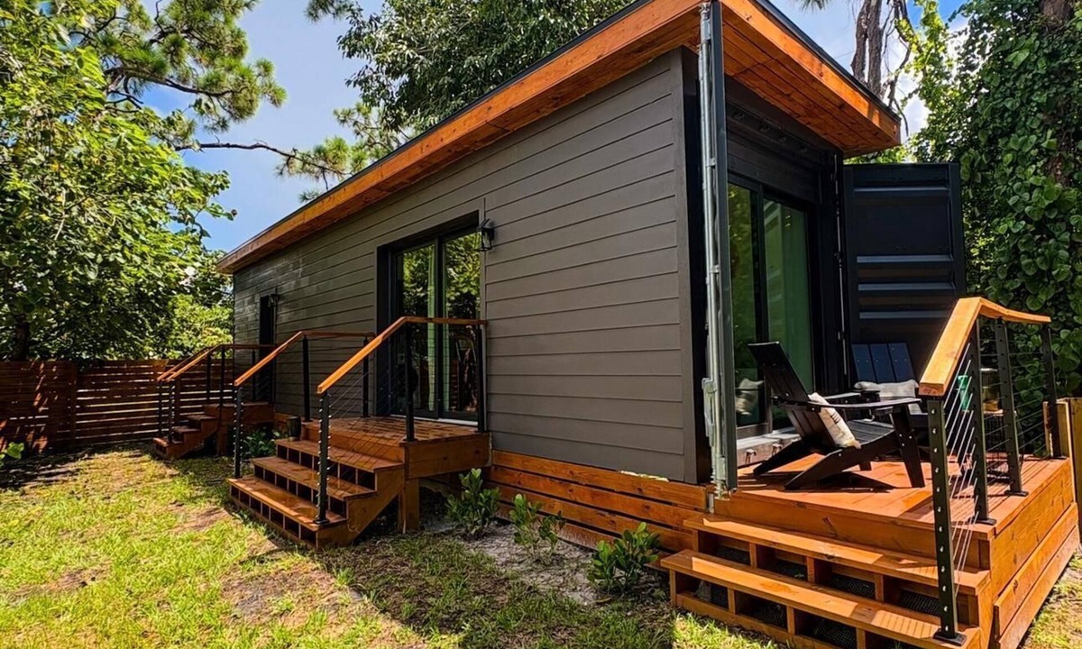 Estero House | Zen Container Tiny Home w/HUGE Yard, Fire Pit & Pet Friendly, FGCU, Restaurants