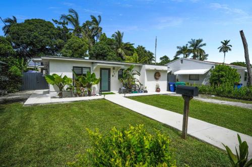 West Little River House | Zen House Miami - Modern 2BR Home with Pool Table, Ping Pong and Patio