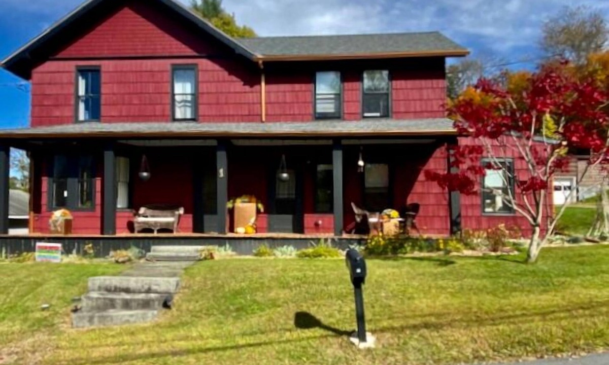 Narrowsburg House | Zen In Narrow- Narrowsburg retreat near center of town