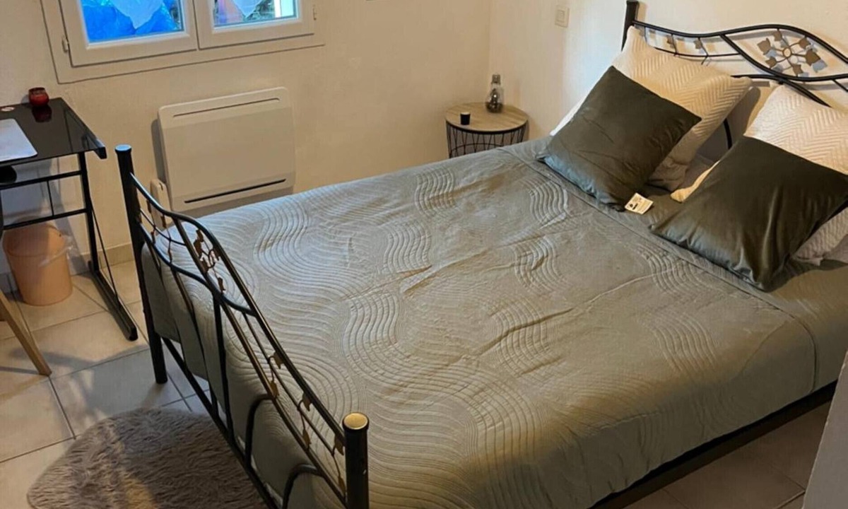 Saint-Medard-de-Guizieres House | Zen Room in a Local Home – Shared Bathroom