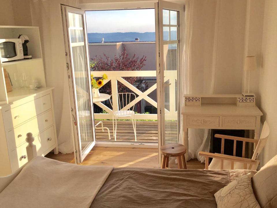 Bellikon House | Zimmer mit Bad und Balkon