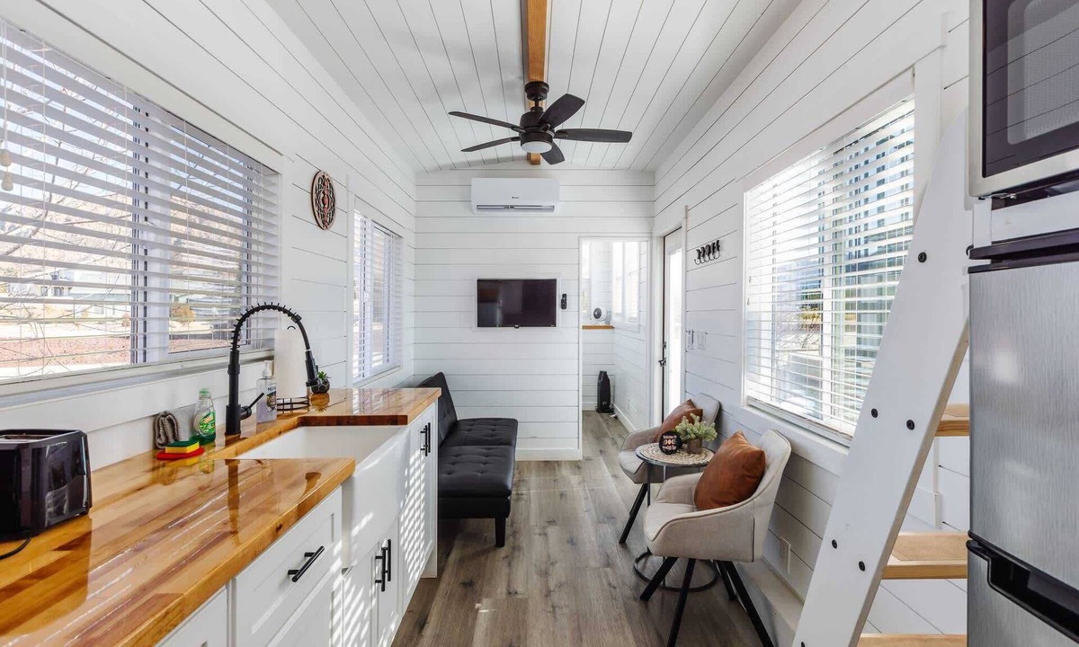 Apple Valley House | Zion Pet-Friendly Tiny Home Hot Tub BBQ