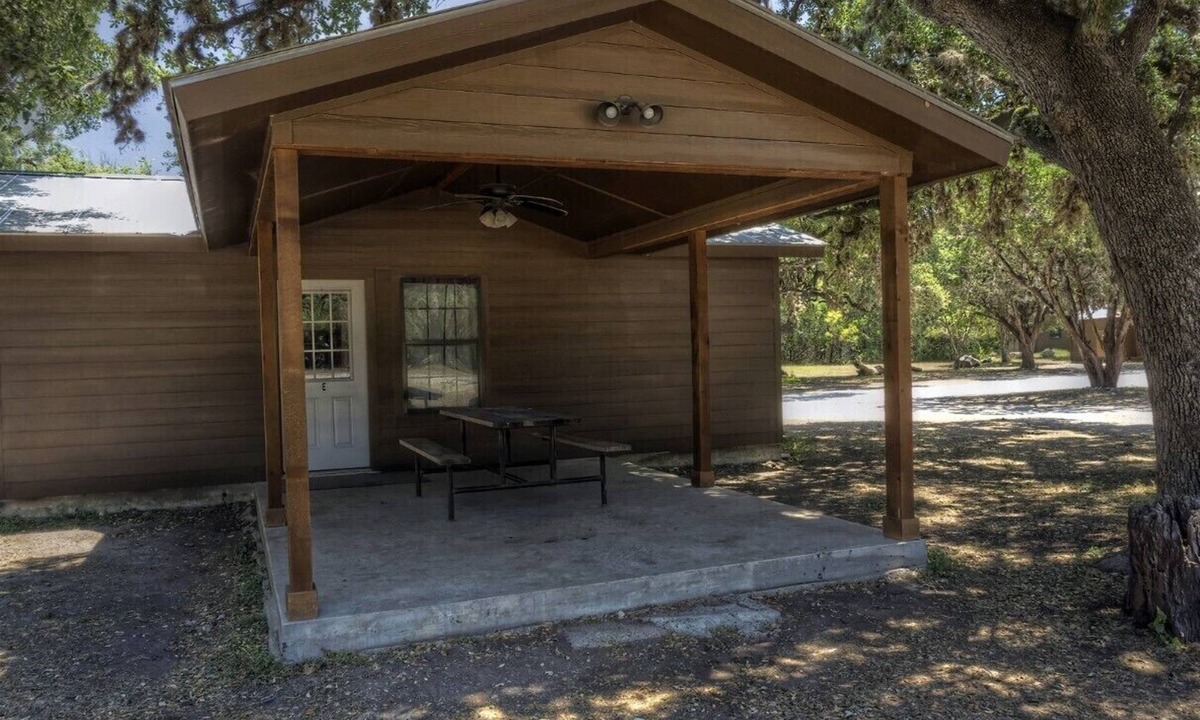 Uvalde County Cabin | Zubers - CA -E Cabin E