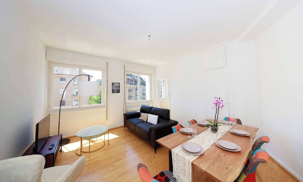 Sihlfeld Apartment | Zurich City Gem, Steps to Tram, Family & group