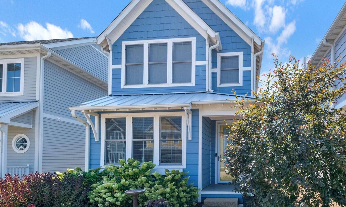 Ottawa House | Zuzu's Petals 3 bed 4 bath