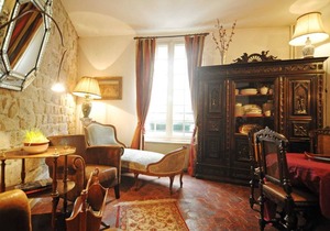 1 bedroom next to Notre Dame
