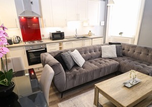 1 ST. JOHNS NORTH APARTMENTS, romantic, with a garden in Wakefield