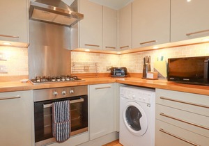 1 WATER'S EDGE, pet friendly, with hot tub in Lanreath