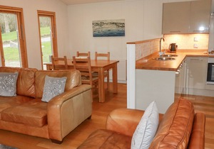 1 WATER'S EDGE, pet friendly, with hot tub in Lanreath