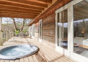 1 WATER'S EDGE, pet friendly, with hot tub in Lanreath