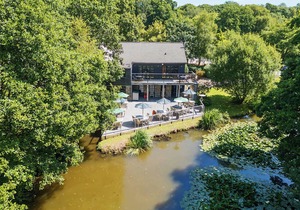 1 WATER'S EDGE, pet friendly, with hot tub in Lanreath