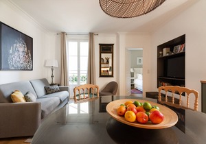 100% legal Marais 2BR/2BA with AC, up to 6 guests