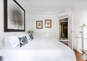 100% legal Marais 2BR/2BA with AC, up to 6 guests