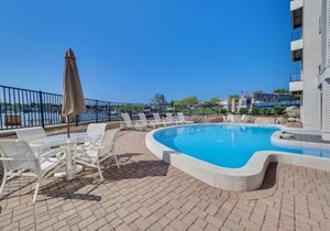 117D Edgewater Inn