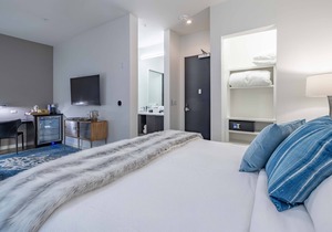 121 Hotel by AvantStay | Chic & Modern Superior Suite In Ideal Location!