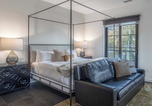 121 Hotel by AvantStay | Modern Executive Suite w/Juliet Balcony In Nashville!