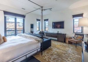 121 Hotel by AvantStay | Modern Executive Suite w/Juliet Balcony In Nashville!