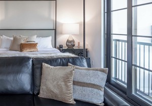 121 Hotel by AvantStay | Modern Executive Suite w/Juliet Balcony In Nashville!