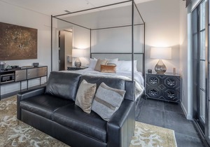 121 Hotel by AvantStay | Modern Executive Suite w/Juliet Balcony In Nashville!