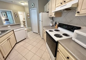 19-202 Gated Resort, Private balcony, heated pool, minutes from Disney! gym