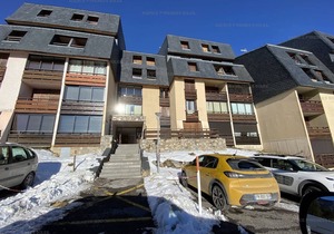 1BR for 4 with parking and ski locker 300m from shops