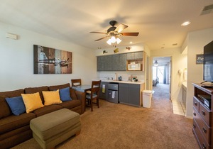 1BR WALK-IN ~ NEAR THE 76 STRIP ~ LARGE JETTED TUB ~ FREE TICKETS INCLUDED! (CH5-3)