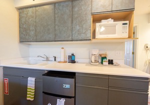 1BR WALK-IN ~ NEAR THE 76 STRIP ~ LARGE JETTED TUB ~ FREE TICKETS INCLUDED! (CH5-3)