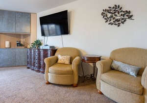 1BR WALK-IN ~ NEAR THE 76 STRIP ~ LARGE JETTED TUB ~ FREE TICKETS INCLUDED! (CH5-3)