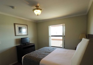 2 - BD Lakeview Suite - 2LO - 02