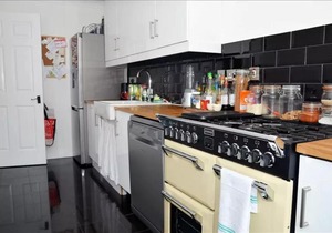 2 Bedroom East London Flat With Garden