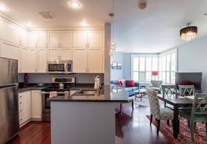 2 Bedroom Home in Downtown Seattle! King Bed/Secured Parking & Indoor Pool!
