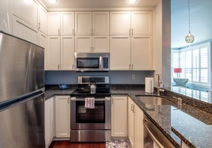 2 Bedroom Home in Downtown Seattle! King Bed/Secured Parking & Indoor Pool!