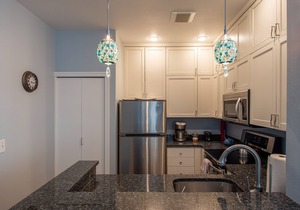 2 Bedroom Home in Downtown Seattle! King Bed/Secured Parking & Indoor Pool!