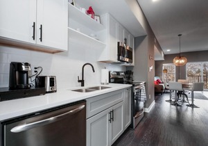 2 Bedroom Luxury Condo 10 Minutes from First Energy Stadium A3