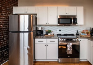 2 Bedroom Suite, downtown Elkin, walk to entertainment and restaurants, near Yadkin Valley Vineyards
