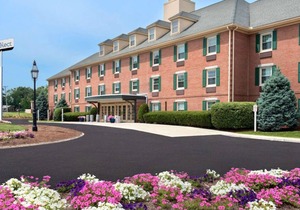 2 Spacious Units! FREE Parking, Pets Allowed, Close to Burlington Mall!